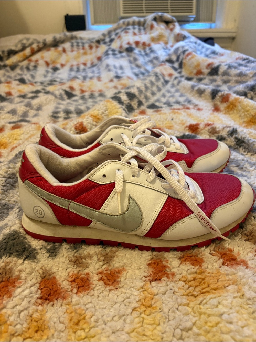Nike Women’s Red and White Low-Profile Runner Sneakers 9.5 - Picture 1 of 6